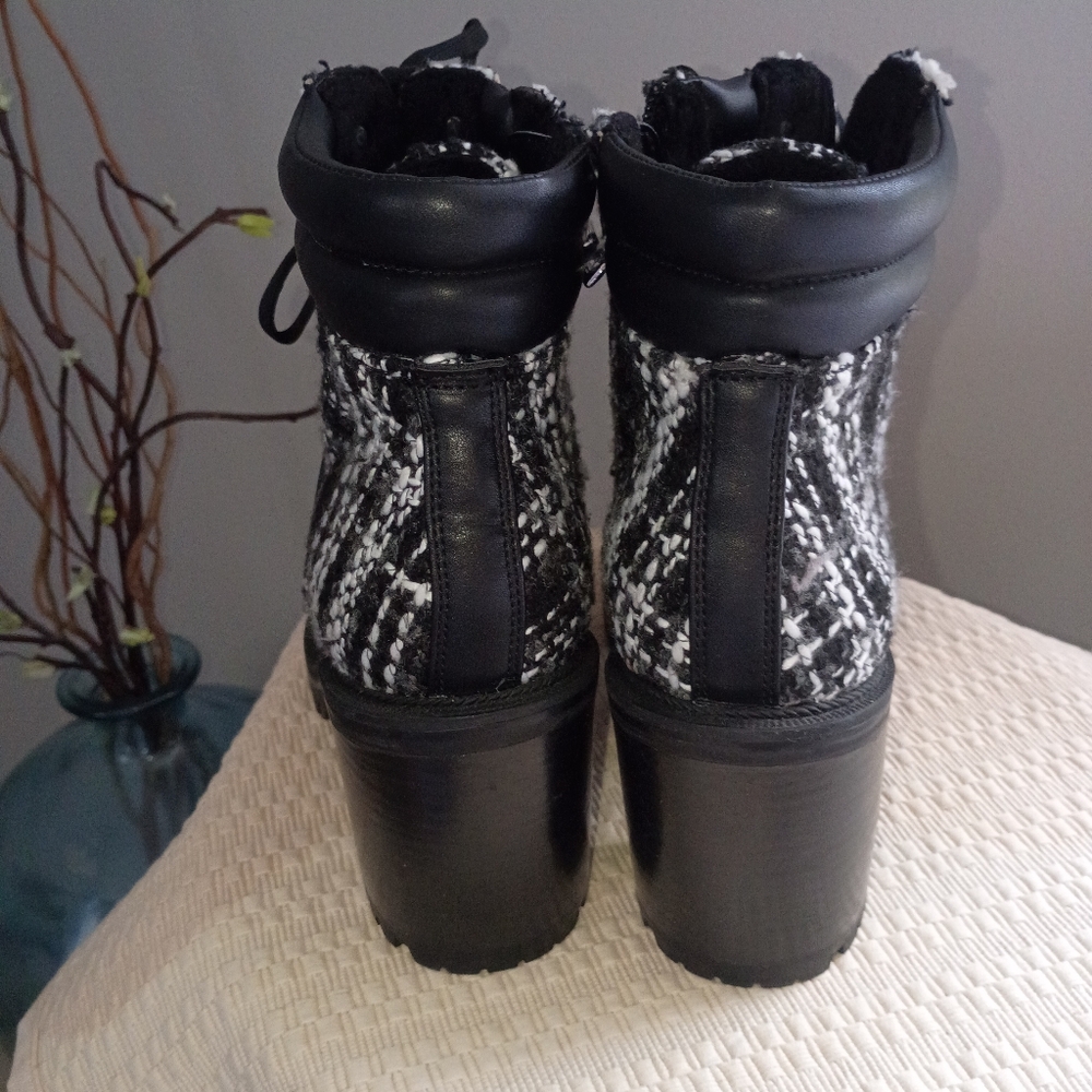 NWT.JLO Women's Black and White Plaid Tweed Ankle Boots Size 9.5 - Picture 3 of 7